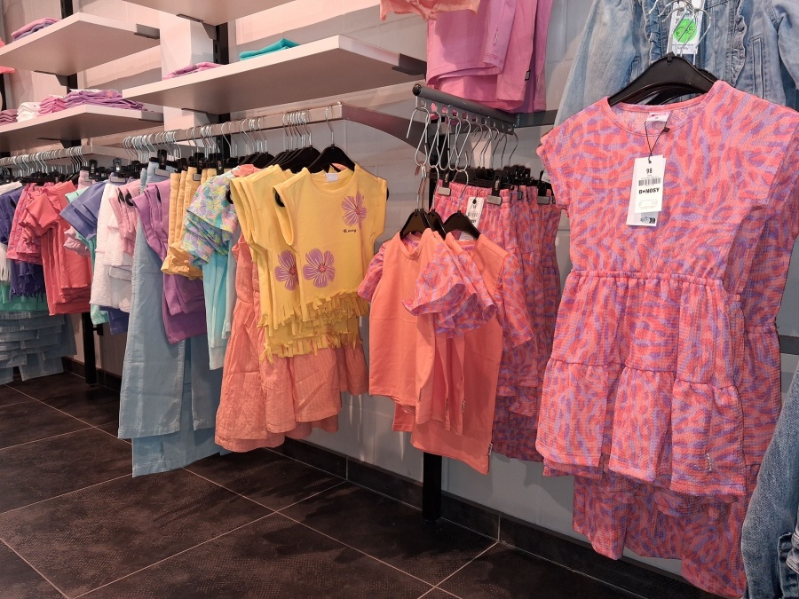 Stockverkoop dames- & kinderkleding + nachtkleding