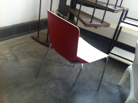 Leegverkoop filiaal tafels en stoelen