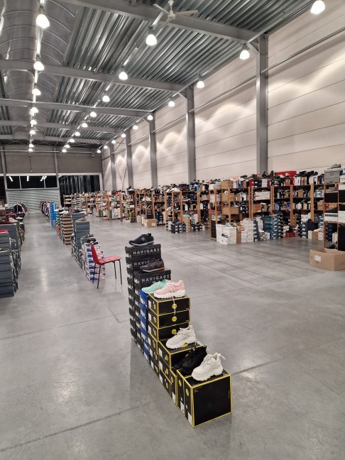 Stockverkoop merkschoenen, kleding en handtassen