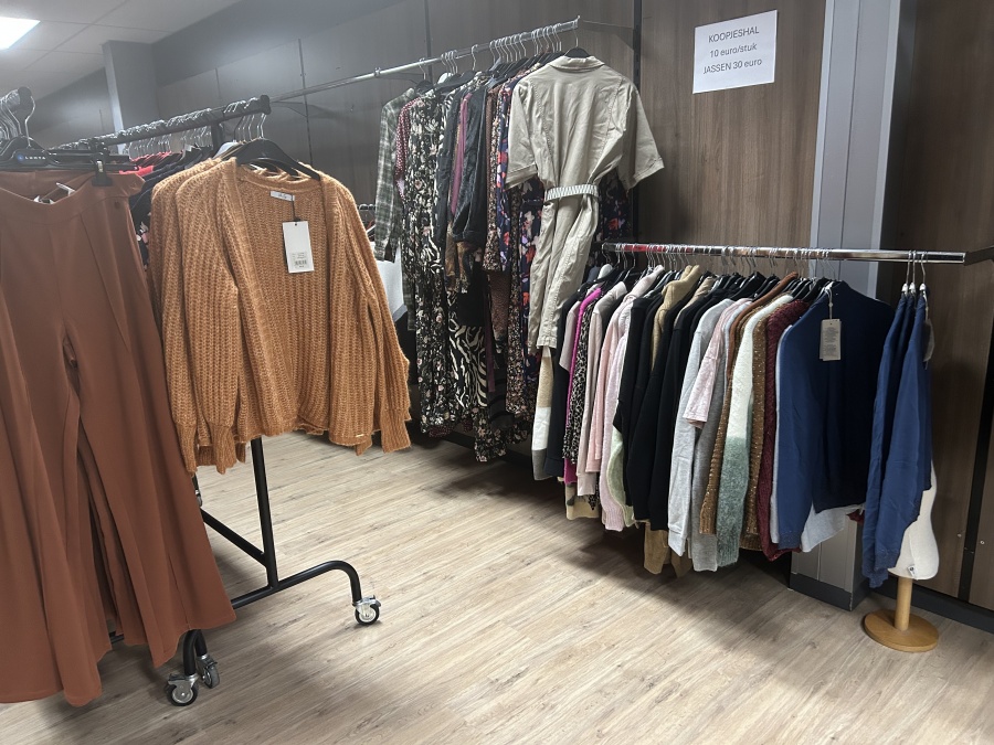 KOOPJESHAL  herfst - en winterkleding voor dames, heren en kinderen - 2