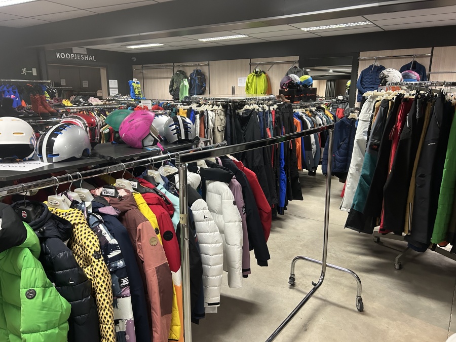 Koppelverkoop 5 + 1 gratis  : Stockverkoop skikleding, alsook een ruime koopjeshal met winterkleding