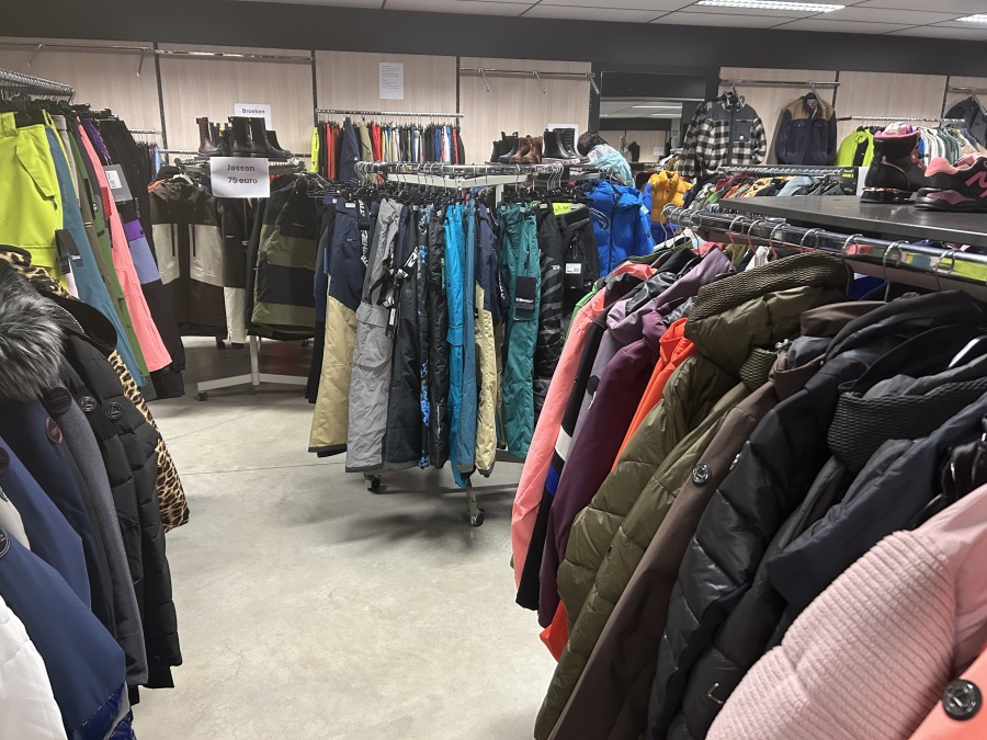 Stockverkoop ski kleding aan ronde prijzen + nieuwe aanvulling koopjeshal !!! - 2