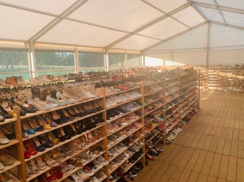 Stockverkoop leder dames, heren en kinderschoenen. Handtassen en fashion