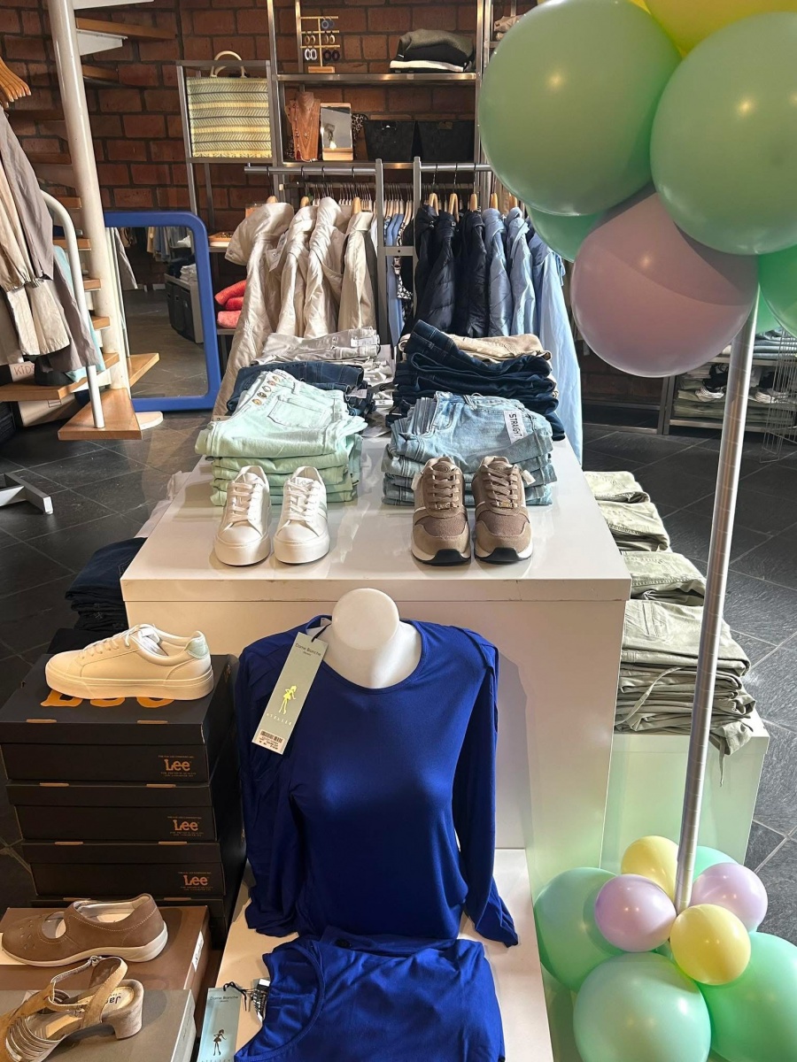 Alles aan € 5 per stuk van vorige collecties tijdens het paasweekend.