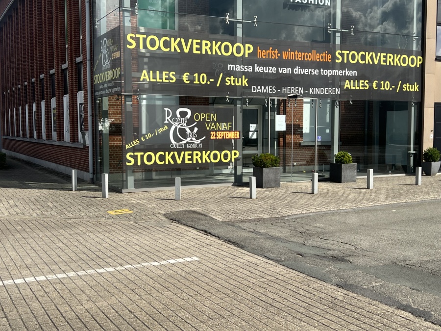 Pop-up store met stockverkoop kleding aan 10 euro/ stuk