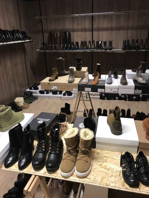 Grote stockverkoop schoenen en laarzen aan 30 euro / paar !!!