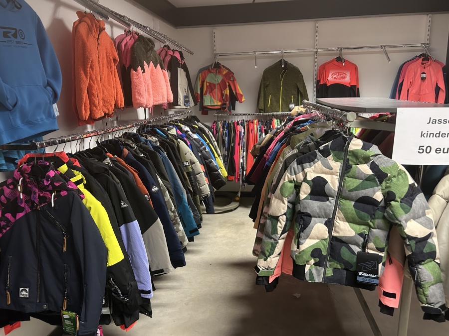 Stockverkoop ski kleding aan ronde prijzen + nieuwe aanvulling koopjeshal !!!