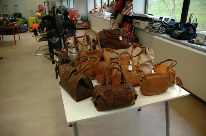 stockverkoop handtassen, bagage en reisartikelen - 2