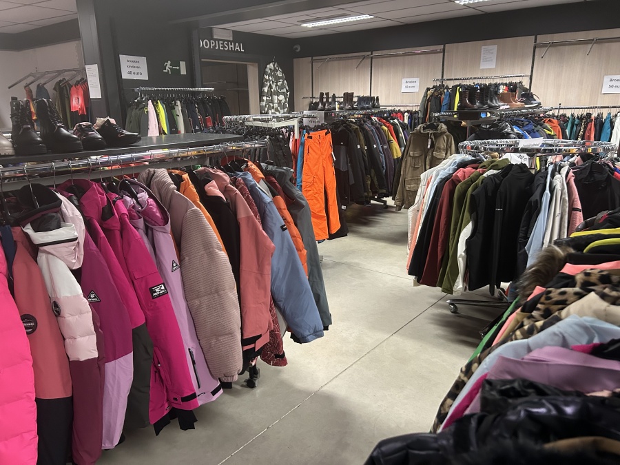 Koppelverkoop : op alle artikelen in de winkel en koopjeshal : 5 + 1 gratis ( goedkoopste artikel gratis ) - 3