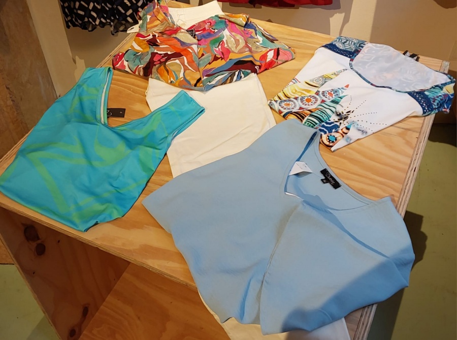 GROTE STOCKVERKOOP DAMESBOETIEK ENSEMBLE ACADEMIESTRAAT 14 8000 BRUGGE - 2