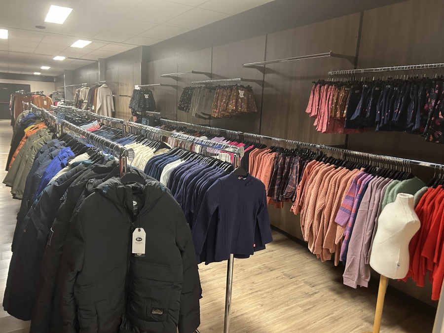 KOOPJESHAL  herfst - en winterkleding voor dames, heren en kinderen
