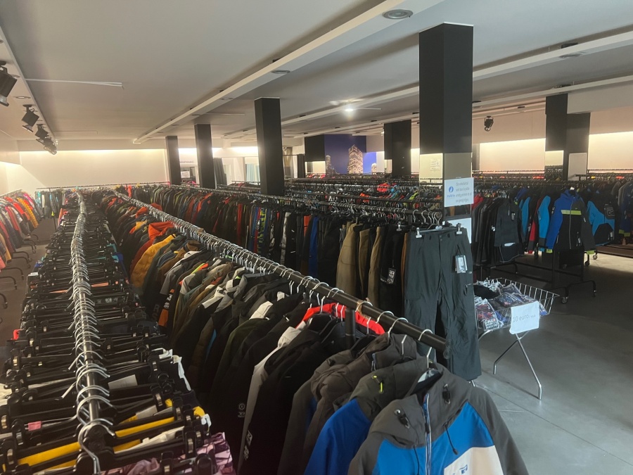 Pop-up store met stockverkoop winterkleding aan ronde prijzen