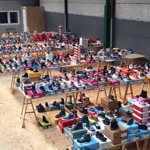 Grote stockverkoop kinderschoenen en dameskledij!