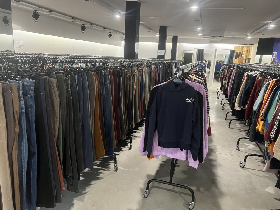 Pop-up store met stockverkoop kleding aan 10 euro/ stuk - 3