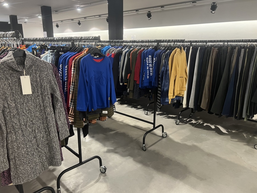 Pop-up store met stockverkoop kleding aan 10 euro/ stuk - 2