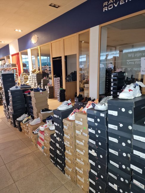 Stockverkoop schoenen, kleding en handtassen