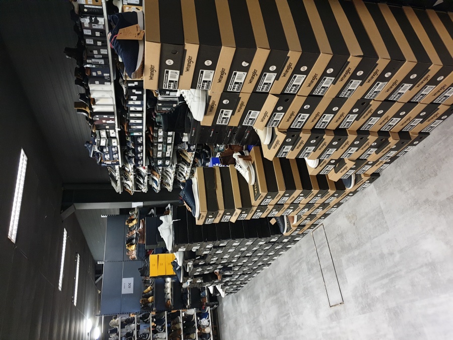 Stockverkoop merkschoenen, kleding en handtassen