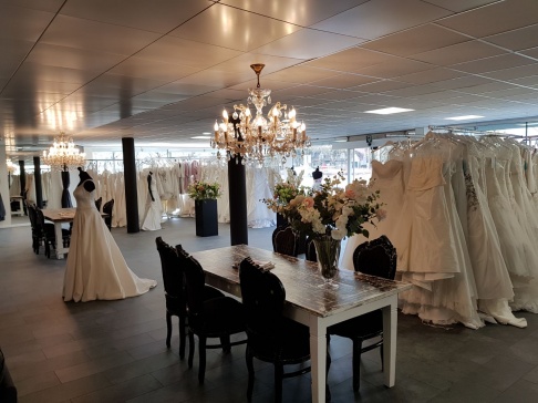 Bruidsjurken tot 70% goedkoper van bekende merken vanaf € 499!!!! goedkoopste van de Benelux - 3