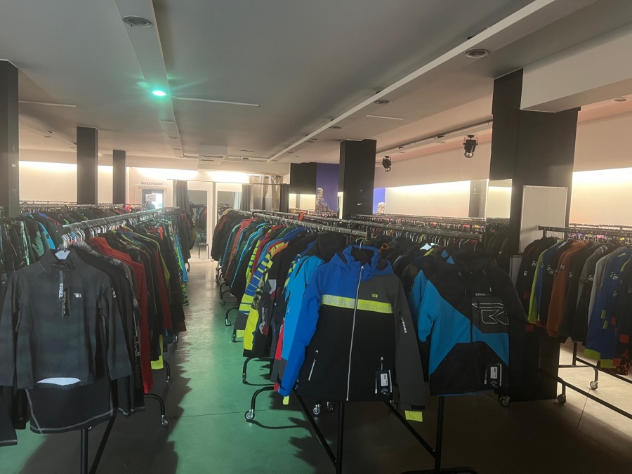 Pop-up store met stockverkoop winterkleding aan ronde prijzen - 3
