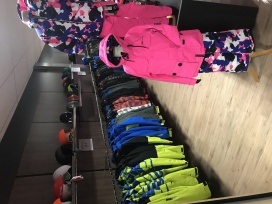 Grote stockverkoop winterjassen en broeken, alsook skikleding en accessoires ,...aan ronde prijzen !!!