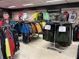 Stockverkoop skikleding voor dames, heren en kinderen aan ronde prijzen