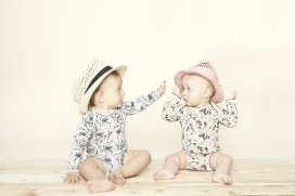 Online stockverkoop babykleertjes van de zomer- en wintercollectie 2016